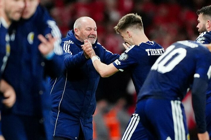 Įspūdingoje futbolo fiestoje - per pridėtą laiką išplėštas 28 metus lauktas kelialapis į Pasaulio taurę