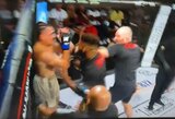 Buvęs UFC čempionas Seanas Stricklandas žengė į narvą ir smogė kovotojui, kuris įveikė jo komandos draugą bei provokavo buvusį čempioną