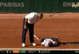 Karštis sekina tenisininkus: po pergalės „Roland Garros“ ant grunto susmukęs čekas išvežtas neįgaliųjų vežimėlyje