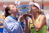 Istorinė pergalė: vestuves nukėlusi ukrainietė kartu su latve tapo „US Open“ čempionėmis