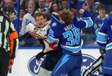 NHL rungtynės virto chaosu: masinės muštynės, išvarytas treneris ir triuškinama „Lightning“ pergalė