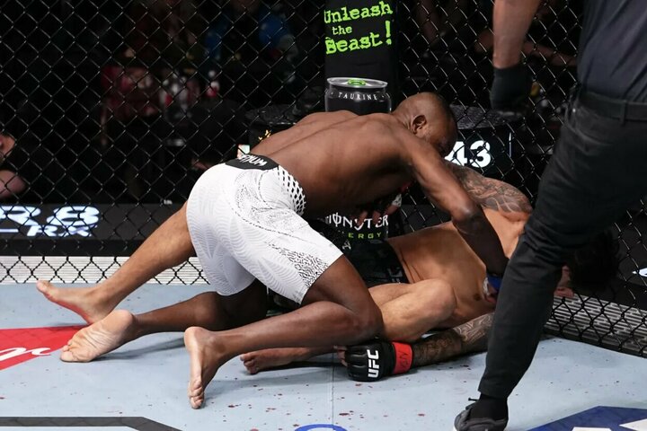UFC: Royvalį nokautavęs Kape kviečia į kovą naująjį čempioną