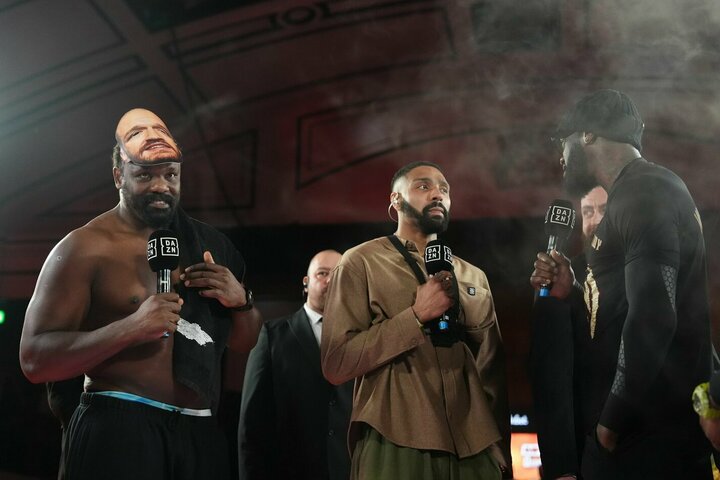 Chisora į svėrimus atvyko su Fury kauke ir užfiksavo rekordinį svorį, Wilderis prakalbo apie šimtaprocentinį pasirengimą