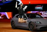 Prabangų „Porsche“ automobilį Štutgarte laimėjusi E.Rybakina: „Neturiu vairuotojos pažymėjimo“
