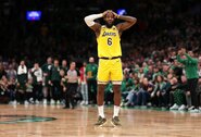 Teisėjų švilpuko nesulaukę „Lakers“ krepšininkai krito Bostone per pratęsimą