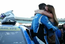 Denny Hamlinas su širdies drauge | Scanpix nuotr.