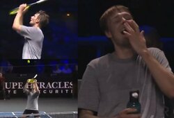 Absurdas: ATP turnyro finale A.Bublikas sugalvojo smūgiuoti raketės kotu ir buvo nušvilptas