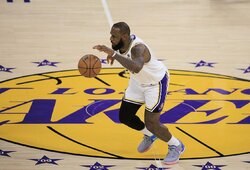 L.Jamesas: „Du daktarai sakė, kad man reikia operacijos, bet mano sezoną išgelbėjo pėdų LeBronas“