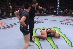 Priblokštas buvo net J.Roganas: UFC kovotoja nokautavo varžovę gulėdama ant nugaros