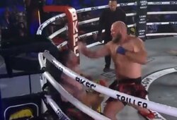 Kovų be pirštinių organizacijoje buvęs UFC kovotojas B.Rothwellas varžovą nokautavo vos per 19 sekundžių