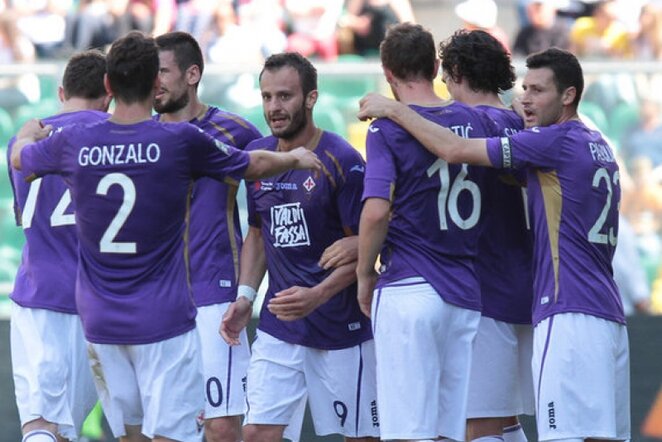 „Fiorentina“ futbolininkai švenčia įvartį | LaPresse/Scanpix nuotr.