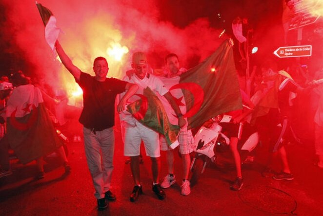 Triumfuojantys Alžyro rinktinės gerbėjai | AP/Scanpix nuotr.