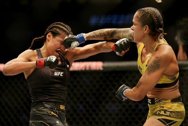 Julianna Pena ir Amanda Nunes | Scanpix nuotr.