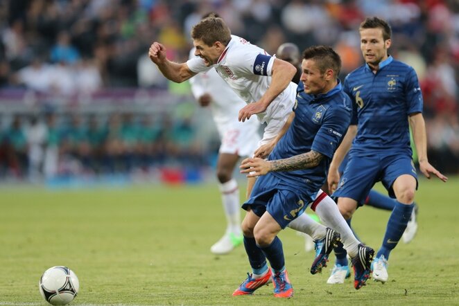 Steveno Gerrardo (kairėje) ir Matthieu Debuchy (centre) dvikova | AFP/Scanpix nuotr.