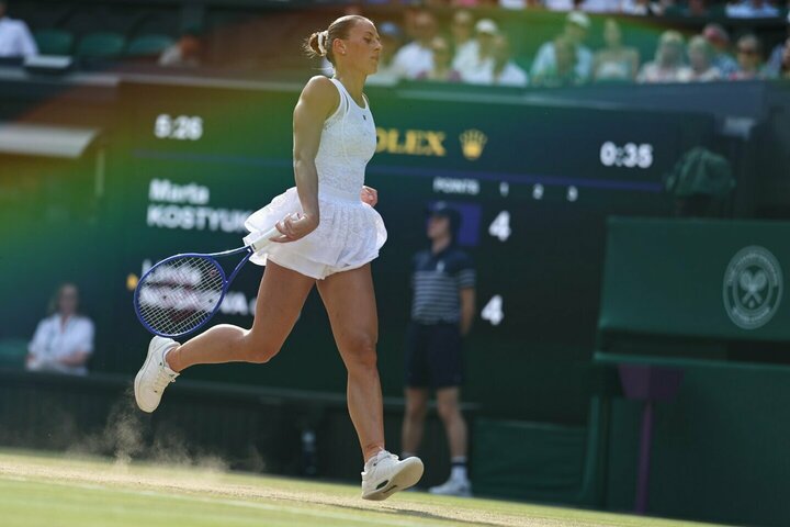 Linda Noskova prieš Martą Kostiuk | EPA / DANIEL HAMBURY nuotr.