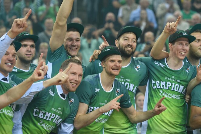 „Žalgirio“ krepšininkai švenčia iškovotus LKL aukso medalius | Fotodiena/Pauliaus Peleckio nuotr.