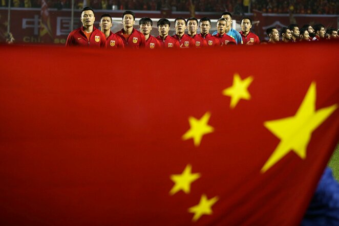 Kinijos vėliavai ir futbolininkai | Scanpix nuotr.