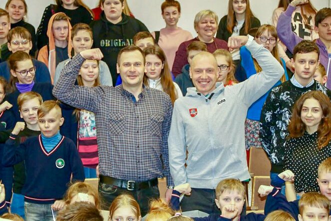 Mindaugas Bilius ir Danas Sodaitis mokykloje | Lietuvos paralimpinio komiteto nuotr.
