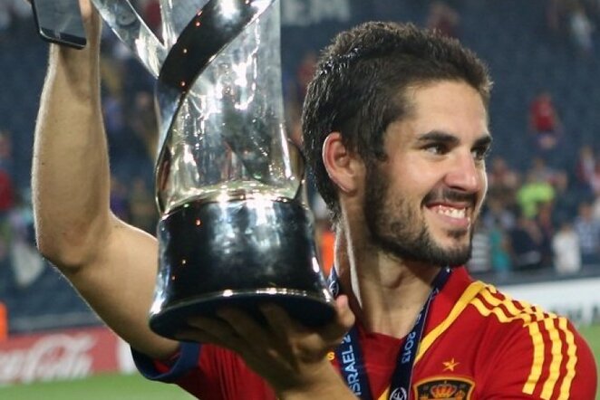 Isco džiaugiasi Europos U-21 čempionato trofėjumi | AFP/Scanpix nuotr.