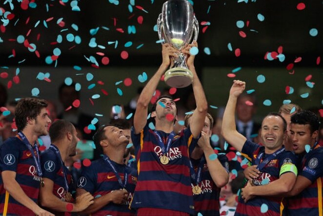 Sergio Busquetsas (centre) rugpjūtį triumfavo UEFA supertaurėje | AP/Scanpix nuotr.