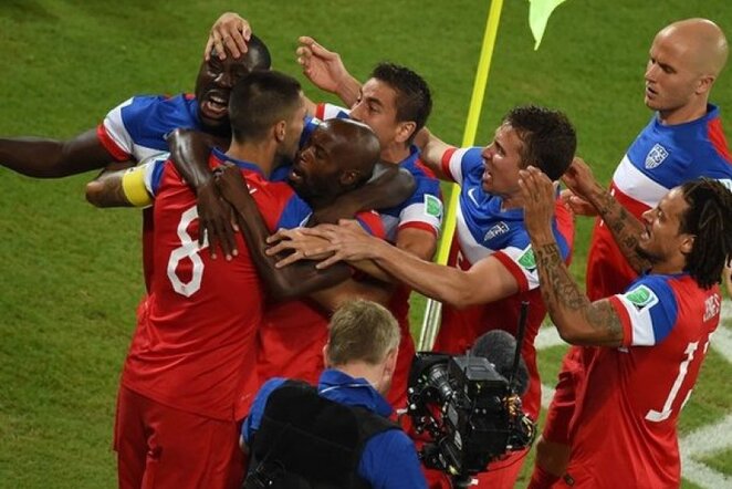 Komandos draugai sveikina žaibišką įvartį pelniusį C.Dempsey | AFP/Scanpix nuotr.