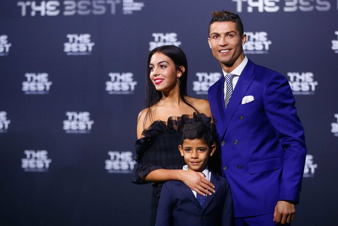Georgina Rodriguez, C.Ronaldo sūnus ir Cristiano Ronaldo (deš.) | Scanpix nuotr.