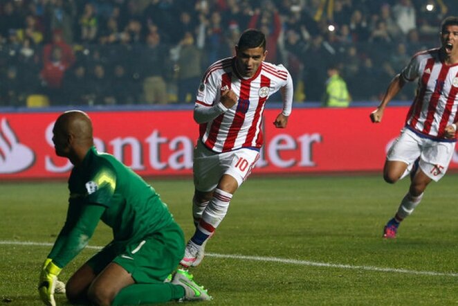Derlisas Gonzalezas (centre) užtikrino Paragvajui pergalę | AP/Scanpix nuotr.