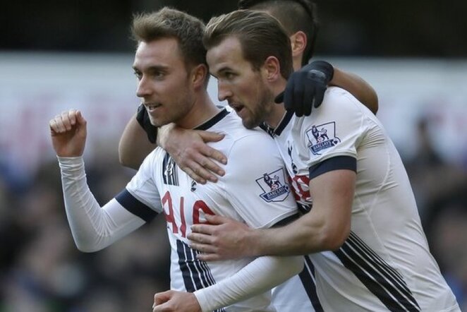 Harry Kane‘as (deš.) ir Christianas Eriksenas (kair.) vedė „Tottenham“ klubą į pergalę | Reuters/Scanpix nuotr.