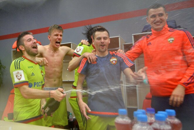 CSKA futbolininkai laisto pergalės šampaną | Scanpix nuotr.