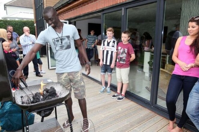 Papissas Cisse su „Newcastle“ fanais savo namuose | Newcastle Chronicle nuotr.