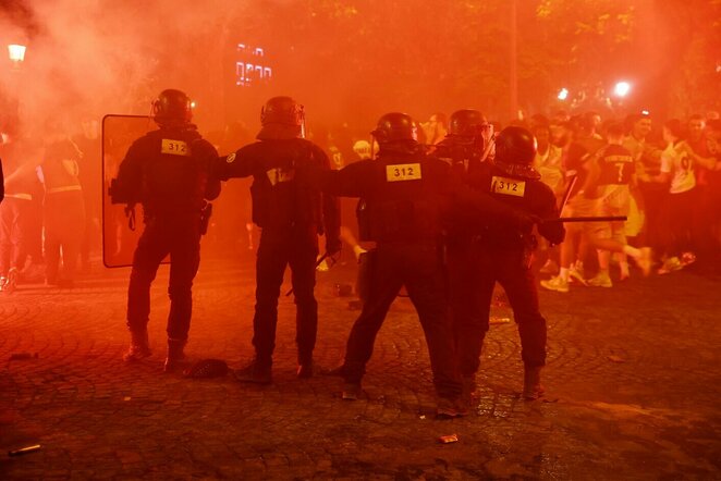 Sirgalių ir policijos susidūrimas Paryžiuje | Scanpix nuotr.