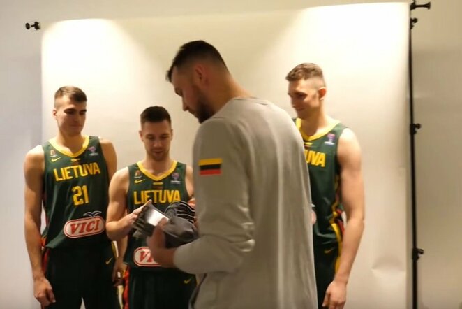Tradicinėje vyrų rinktinės fotosesijoje – D.Motiejūno dovanos komandos draugams | Youtube.com nuotr.