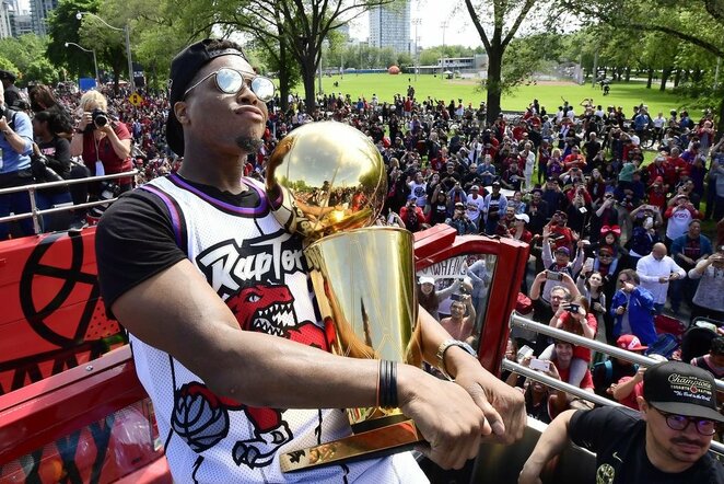 „Raptors“ paradas Toronto gatvėmis | Scanpix nuotr.