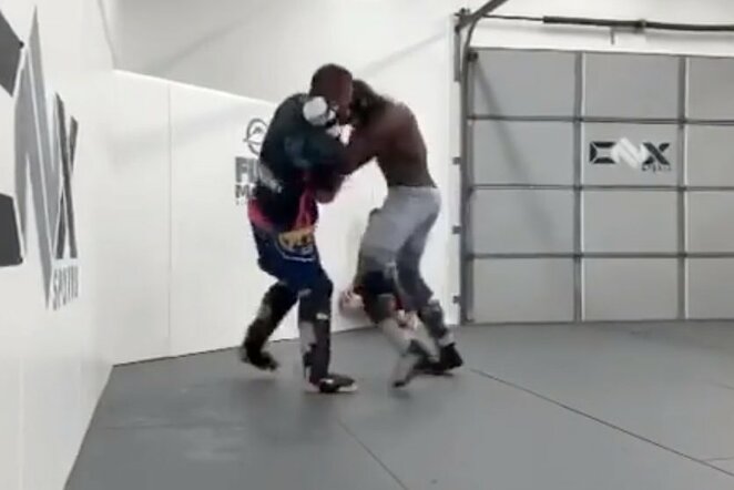 Kamaru Usmanas ir Justinas Gaethje | „Stop“ kadras