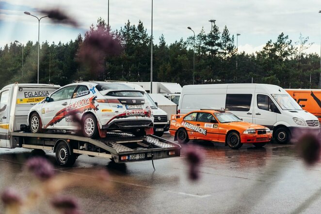 „Samsonas Rally Utena“ dalyvių automobiliai – po padidinamuoju techninių komisarų stiklu | Vytauto Pilkausko nuotr.