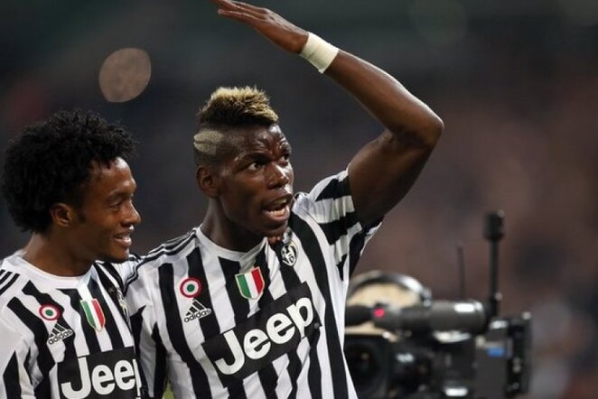 Juanas Cuadrado (kair.) ir Paulis Pogba (deš.) | AFP/Scanpix nuotr.