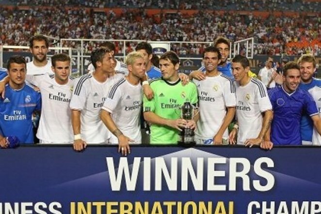 „Real“ komanda džiaugiasi trofėjumi | AFP/Scanpix nuotr.