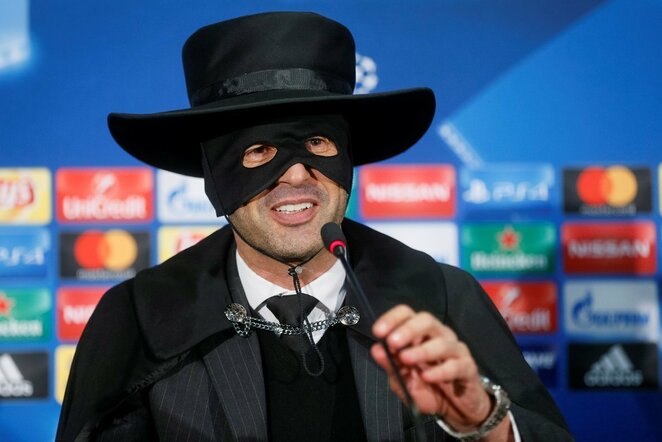 P.Fonseca spaudos konferencijoje pasirodė su Zorro kauke | Scanpix nuotr.