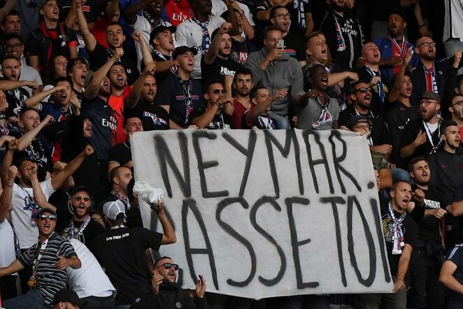 Rungtynių metu plakatą iškėlę PSG fanai ragino Neymarą palikti klubą | Scanpix nuotr.