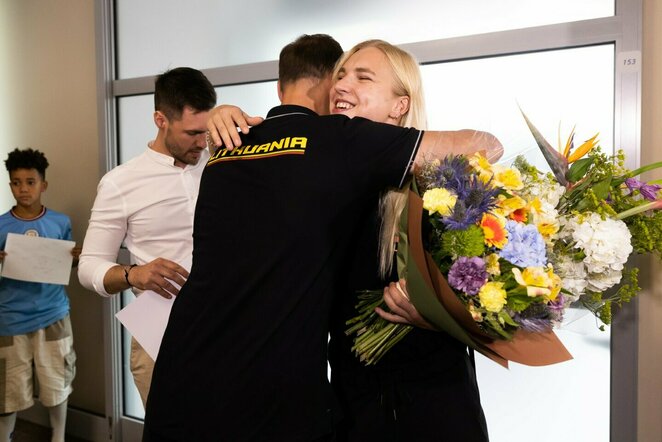 Rūtos Meilutytės ir plaukikų komandos pasitikimas Vilniaus oro uoste | Gretos Skaraitienės/BNS Foto nuotr.