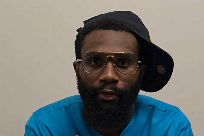 Jaronas Ennisas | „Stop“ kadras