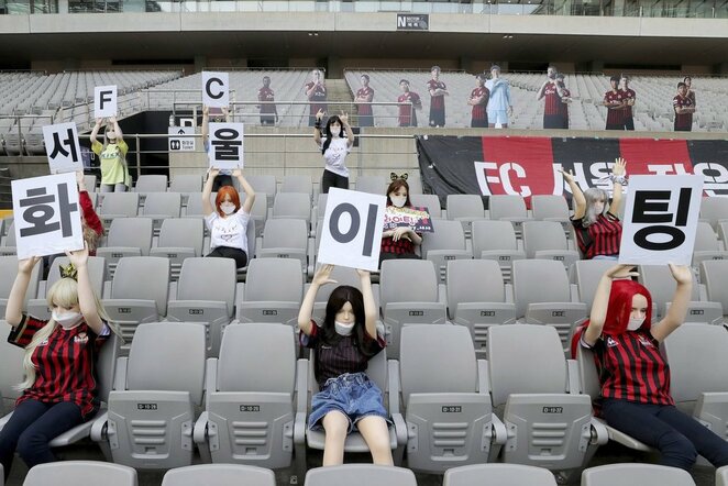 Sekso lėlės Pietų Korėjos futbolo rungtynių metu | Scanpix nuotr.