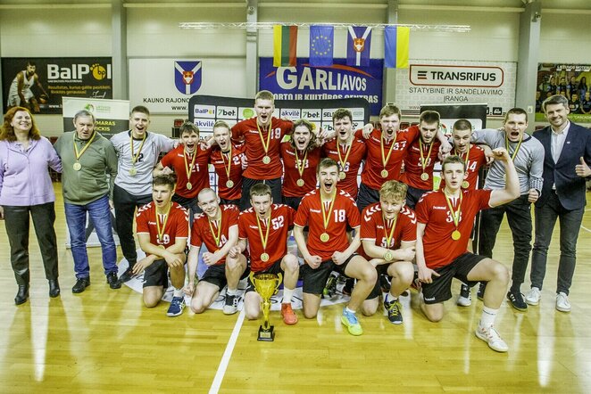 Išdalintos olimpinių ir pasaulio čempionų taurės jauniesiems Lietuvos rankininkams | Evaldo Šemioto nuotr.