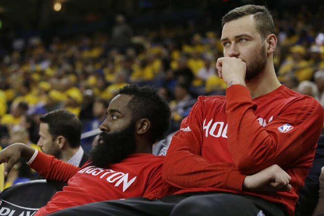 Donatas Motiejūnas ir Jamesas Hardenas | Scanpix nuotr.