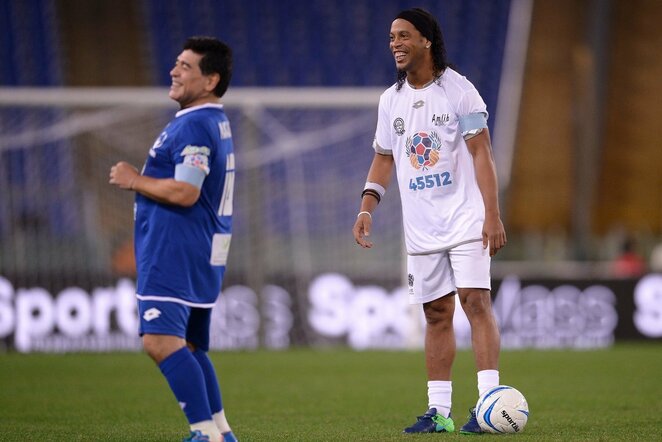 Diego Maradona ir Ronaldinho | Scanpix nuotr.