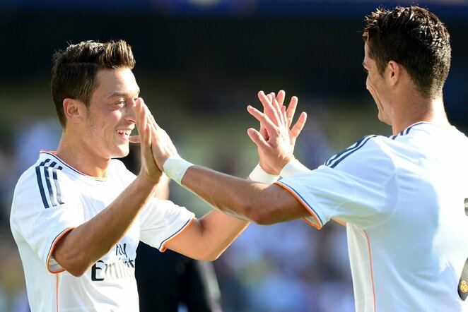 Mesutas Ozilas ir Cristiano Ronaldo | Scanpix nuotr.