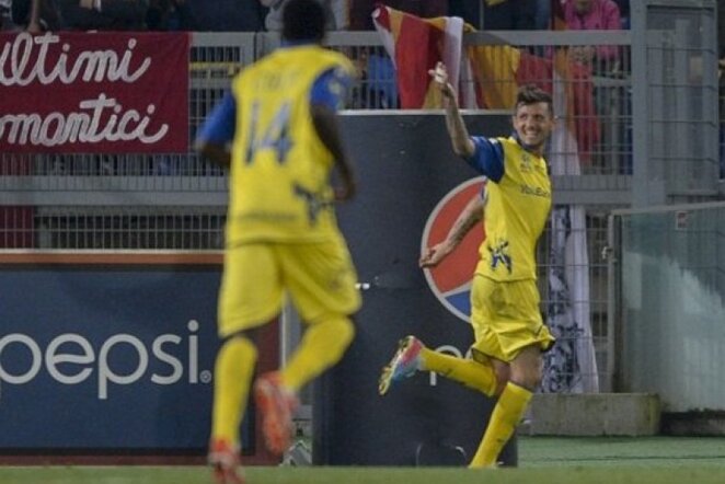 „Chievo“ puolėjas Cyrilas Thereau (deš.) džiaugiasi įvarčiu | AFP/Scanpix nuotr.