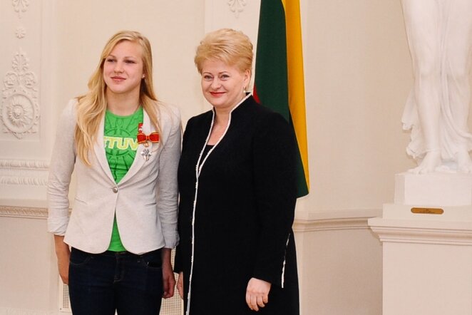 Rūta Meilutytė (kairėje) ir Dalia Grybauskaitė | Fotodiena/Ievos Budzeikaitės nuotr.