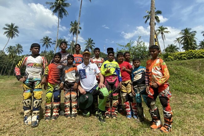 „Zigmas Dakar team“ raliui ruošiasi kartu su Šri Lankos armija | Organizatorių nuotr.