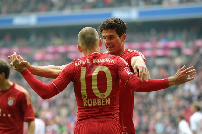Mario Gomezas ir Arjenas Robbenas džiaugiasi pelnytu įvarčiu | AFP/Scanpix nuotr.